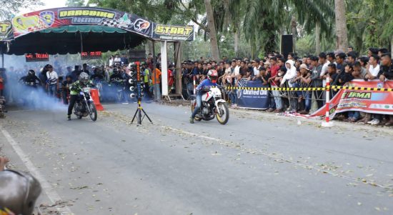 Event Drag Bike Ikatan Komunikasi Mahasiswa Asahan dilaksanakan di Pabrik Benang Kisaran resmi ditutup Bupati Asahan Surya, BSc, Minggu (29/01/2023) Sore. Foto: Anggi Lubis/bolmong.news