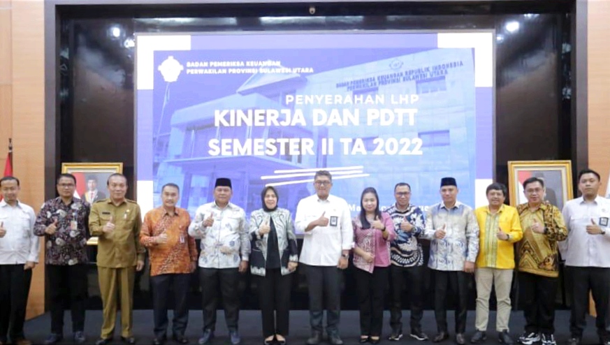 Foto bersama Wali Kota Kotamobagu Ir Tatong Bara bersama para Kepala Daerah dengan Kepala BPK RI Perwakilan Sulut usai kegiatan