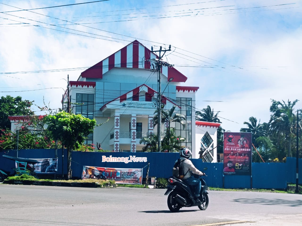 Gedung Perpustakaan Kotamobagu yang terletak di simpang empat Kelurahan Kotobangon, Kecamatan Kotamobagu Timur. Foto: Erwin Makalunsenge/Bolmong.News