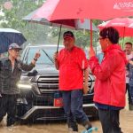Tampak Gubernur Olly Dondokambey (tengah), saat turun langsung ke titik lokasi banjir di Kota Manado, Provinsi Sulawesi Utara, Jumat 27 Januari 2023. (foto.dok/Pemerintah Provinsi Sulawesi Utara)