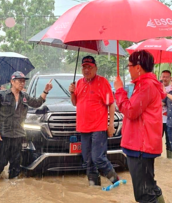 Tampak Gubernur Olly Dondokambey (tengah), saat turun langsung ke titik lokasi banjir di Kota Manado, Provinsi Sulawesi Utara, Jumat 27 Januari 2023. (foto.dok/Pemerintah Provinsi Sulawesi Utara)