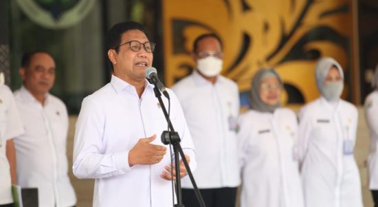 Menteri Desa PDTT, Abdul Halim Iskandar, pada apel gabungan di lapangan Kemendes PDTT, Senin (2/1/2023). Foto: dok/KemendesPDTT.