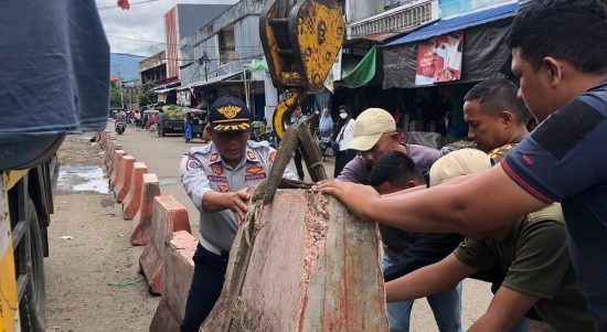 Penambahan pemasangan road barier (pembatas jalan) di ruas jalan kompleks pasar 23 Maret Kotamobagu, Kamis (12/1/2023). Foto: Miranty Manangin/Bolmong.News