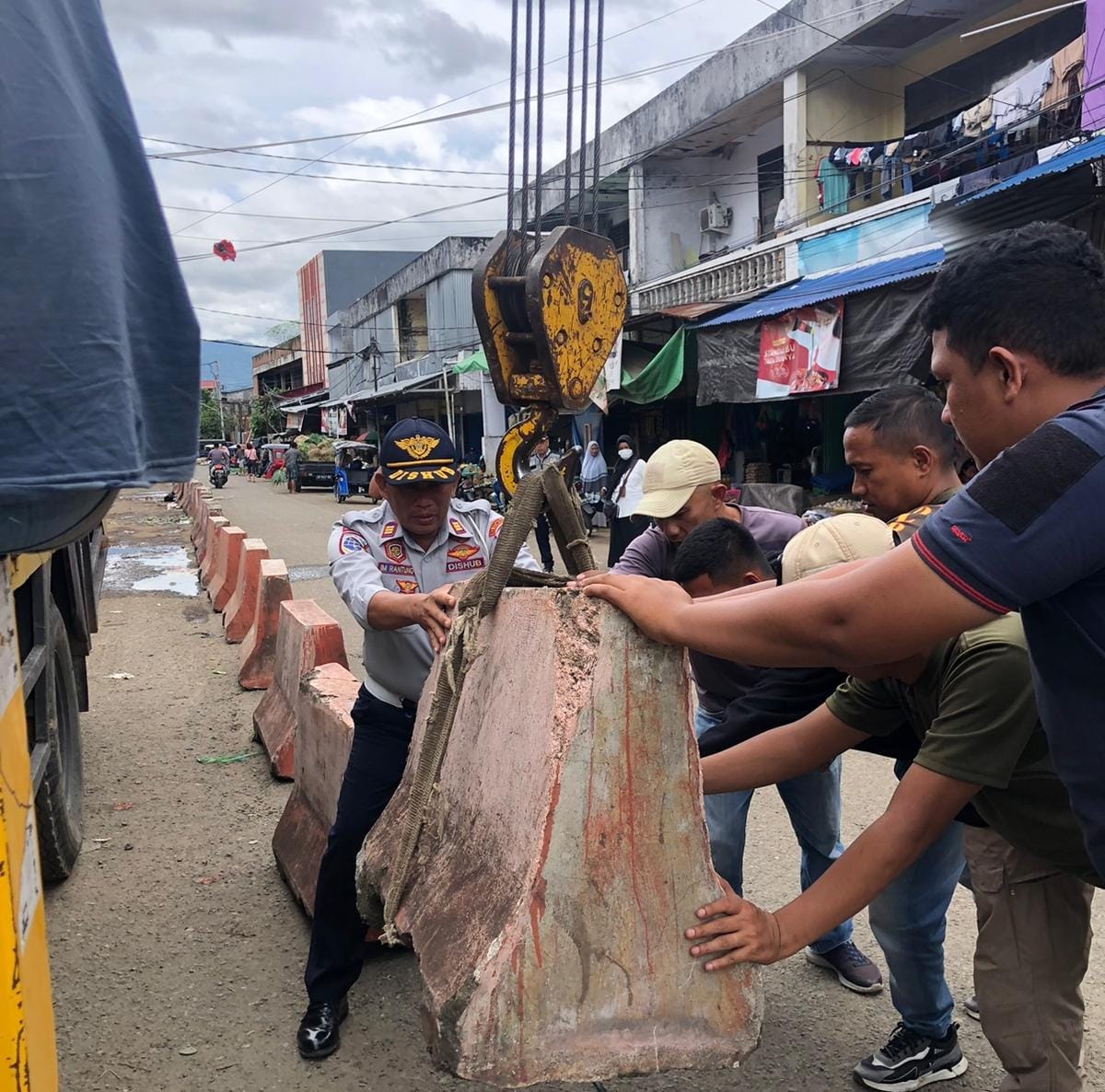 Penambahan pemasangan road barier (pembatas jalan) di ruas jalan kompleks pasar 23 Maret Kotamobagu, Kamis (12/1/2023). Foto: Miranty Manangin/Bolmong.News