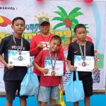 Atlit usia dini dan remaja TCW Swimming Club saat menerima medali di ajang kejuaran renang Summer Swimming Competition yang dihelat di kota Manado pada Minggu (30/1/2023). Foto: Aisya Christine Bibisa.
