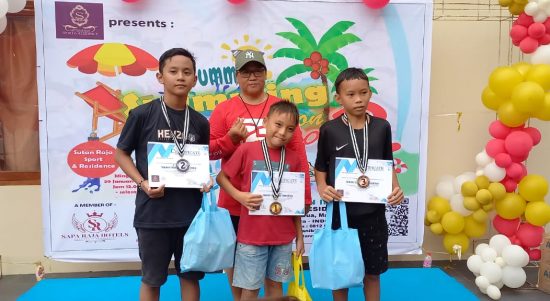 Atlit usia dini dan remaja TCW Swimming Club saat menerima medali di ajang kejuaran renang Summer Swimming Competition yang dihelat di kota Manado pada Minggu (30/1/2023). Foto: Aisya Christine Bibisa.