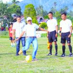 Penendangan bola pertama yang dilakukan Kadispora Bolmong Aldy Pudul sebagai tanda dibukanya turnamen sepakbola antar club di Desa Pangian Tengah Kabupaten Bolmong, Selasa (3/1/2023). Foto: Yeyen Sugeha.