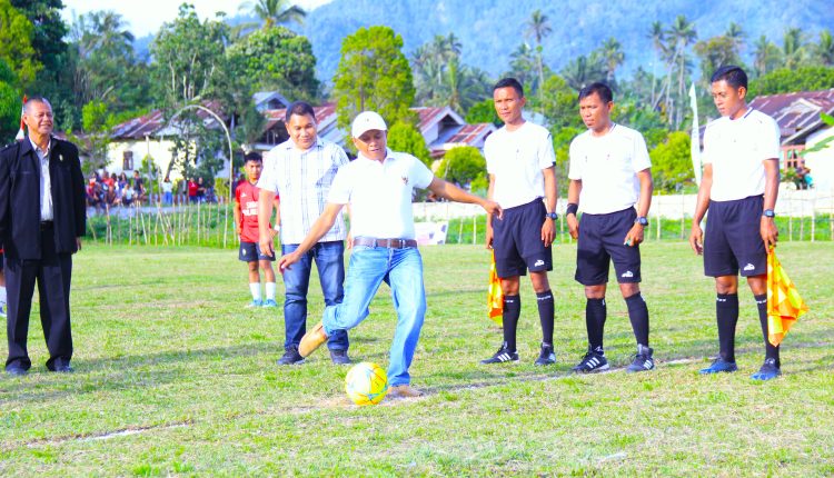 Penendangan bola pertama yang dilakukan Kadispora Bolmong Aldy Pudul sebagai tanda dibukanya turnamen sepakbola antar club di Desa Pangian Tengah Kabupaten Bolmong, Selasa (3/1/2023). Foto: Yeyen Sugeha.