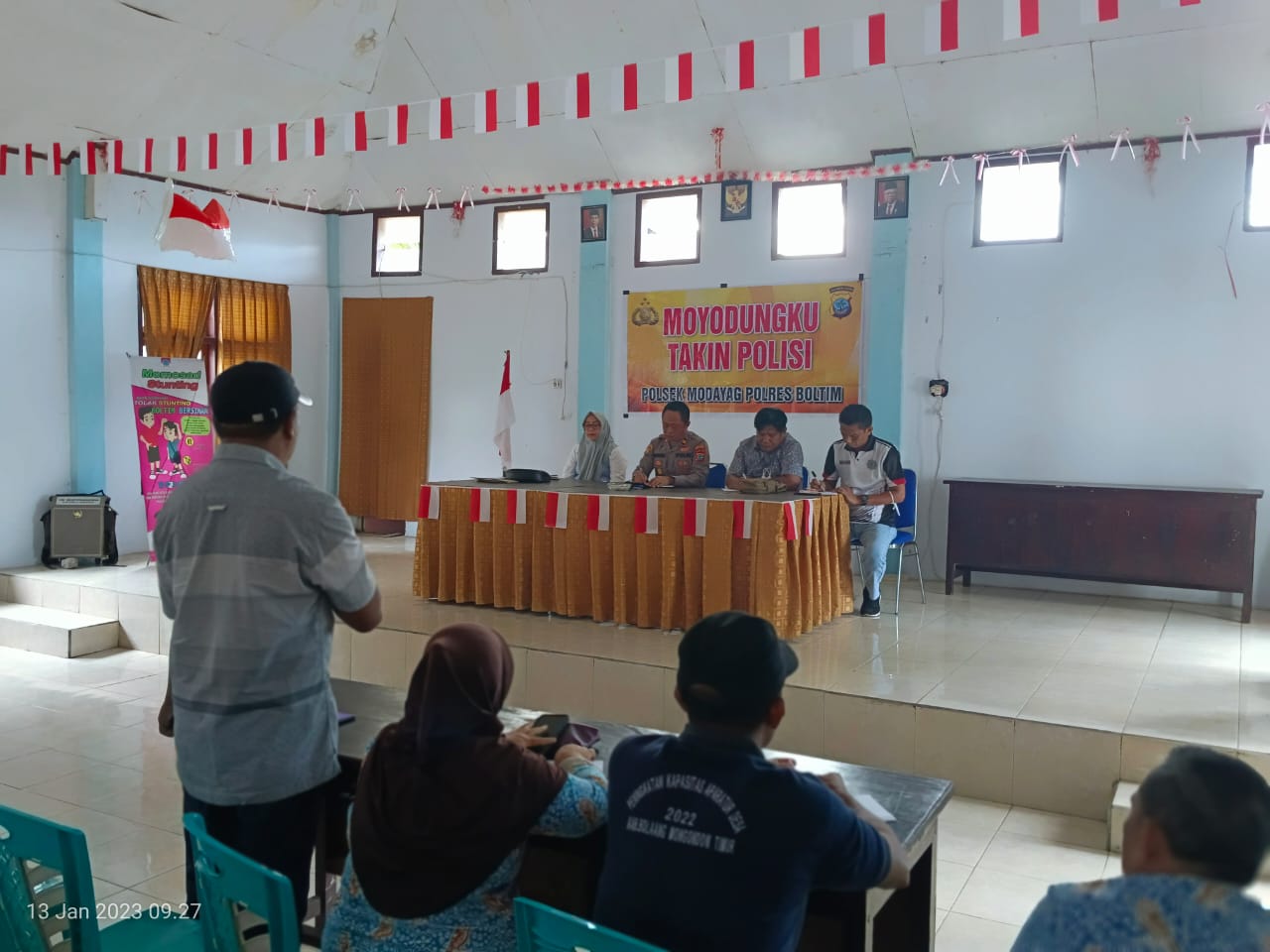 Tampak Kapolsek Modayag Iptu Irfandi Mokodongan saat memimpin kegiatan silaturahmi program Moyodungkul Takin Polisi dan Jumat Curhat yang dilaksanakan di Kantor Kecamatan Modayag Barat, Jumat (13/1/2023) pagi tadi. Foto: Gazali Potabuga/Bolmong.News