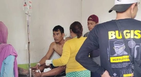 Korban yang ditembak KKB sedang dirawat di Puskesmas Sugapa, Senin (30/1/2023). Foto: dok/Humas Polri