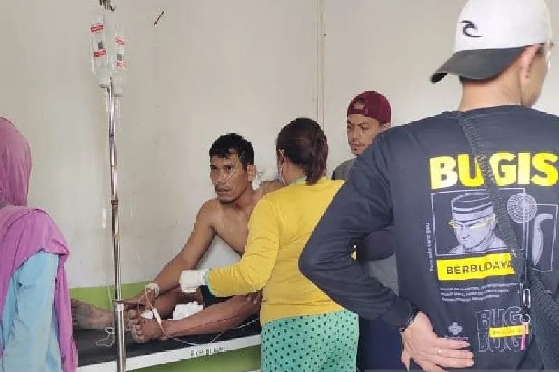 Korban yang ditembak KKB sedang dirawat di Puskesmas Sugapa, Senin (30/1/2023). Foto: dok/Humas Polri