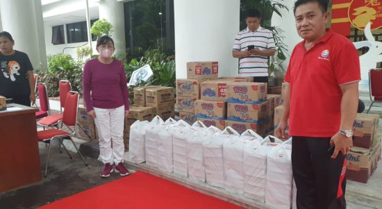 Makanan dan minuman siap saji yang akan disalurkan kepada warga terdampak banjir di Manado, Jumat (27/1/2023). Foto: Humas Pemprov Sulut.