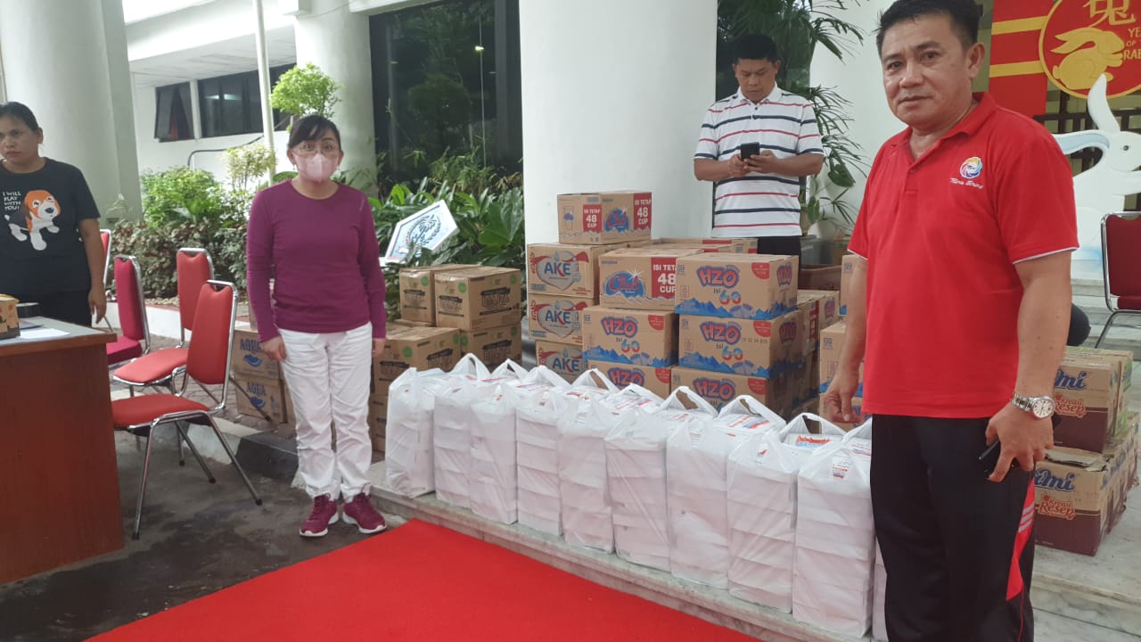 Makanan dan minuman siap saji yang akan disalurkan kepada warga terdampak banjir di Manado, Jumat (27/1/2023). Foto: Humas Pemprov Sulut.