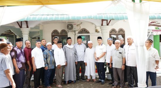 Peletakan batu pertama pembangunan Musholla Siti Amin yang berada di Kelurahan Aek Loba Pekan Kecamatan Aek Kuasan, Minggu (08/01/23). Foto: Anggi Lubis/bolmong.news