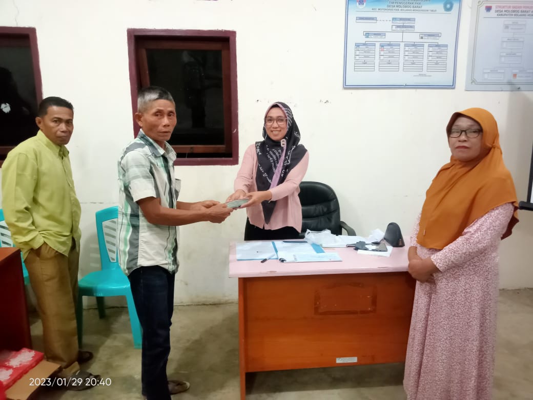 Pelunasan pembayaran lahan TPU di Desa Molobog Barat, bertempat di Kantor Desa Molobog Barat, Senin (30/1/2023). Foto: Gazali Potabuga/bolmong.news