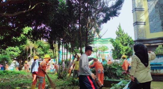 Pembersihan dan penataan Taman Kota Kotamobagu, Selasa (10/1/2023). Foto: Adit/ Diskominfo Kotamobagu)