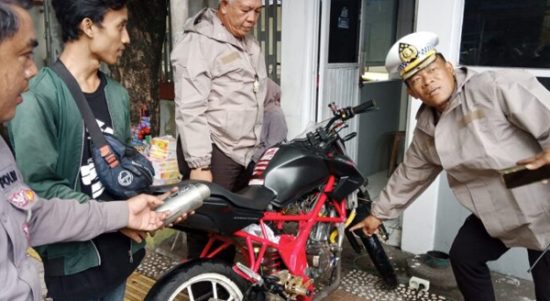 Polresta Manado melakukan penindakan terhadap kendaraan yang menggunakan knalpot bising. Foto: Dok/Humas Polda Sulut.