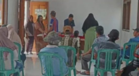 Penyerahan Kartu Tani kepada para petani di Kantor Kecamatan Modayag Barat, Kamis (19/1/2023). Foto: Gazali Potabuga