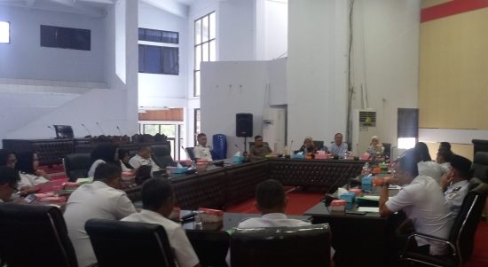 Pertemuan kepala desa se Kotamobagu dan Anggota DPRD Kotamobagu di ruangan Komisi I, Rabu (25/1/2023). Foto: Delly Mamonto.