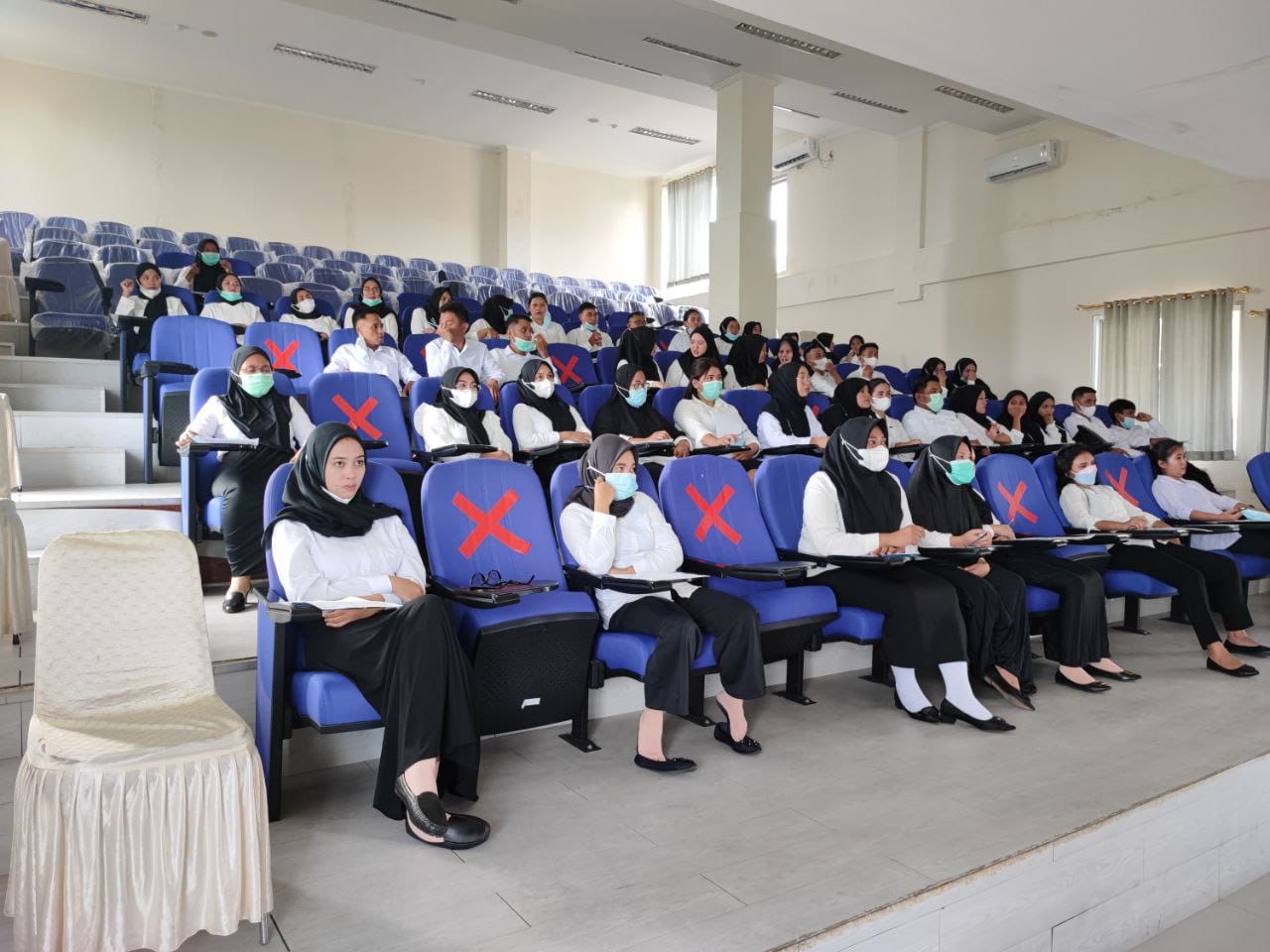 Ratusan peserta yang mengikuti seleksi PPPK Tenaga Kesehatan Kabupaten Boltim, pada tanggal 11-12 Desember 2022, lalu yang digelar di Poltekes Manado. (Foto: Gazali Potabuga/Bolmong.News)