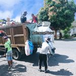 Petugas kebersihan Dinas Lingkungan Hidup Kotamobagu saat mengangkut Sampah, Jumat, 6 Januari 2023. Foto: Erwin Makalunsenge/Bolmong.News)