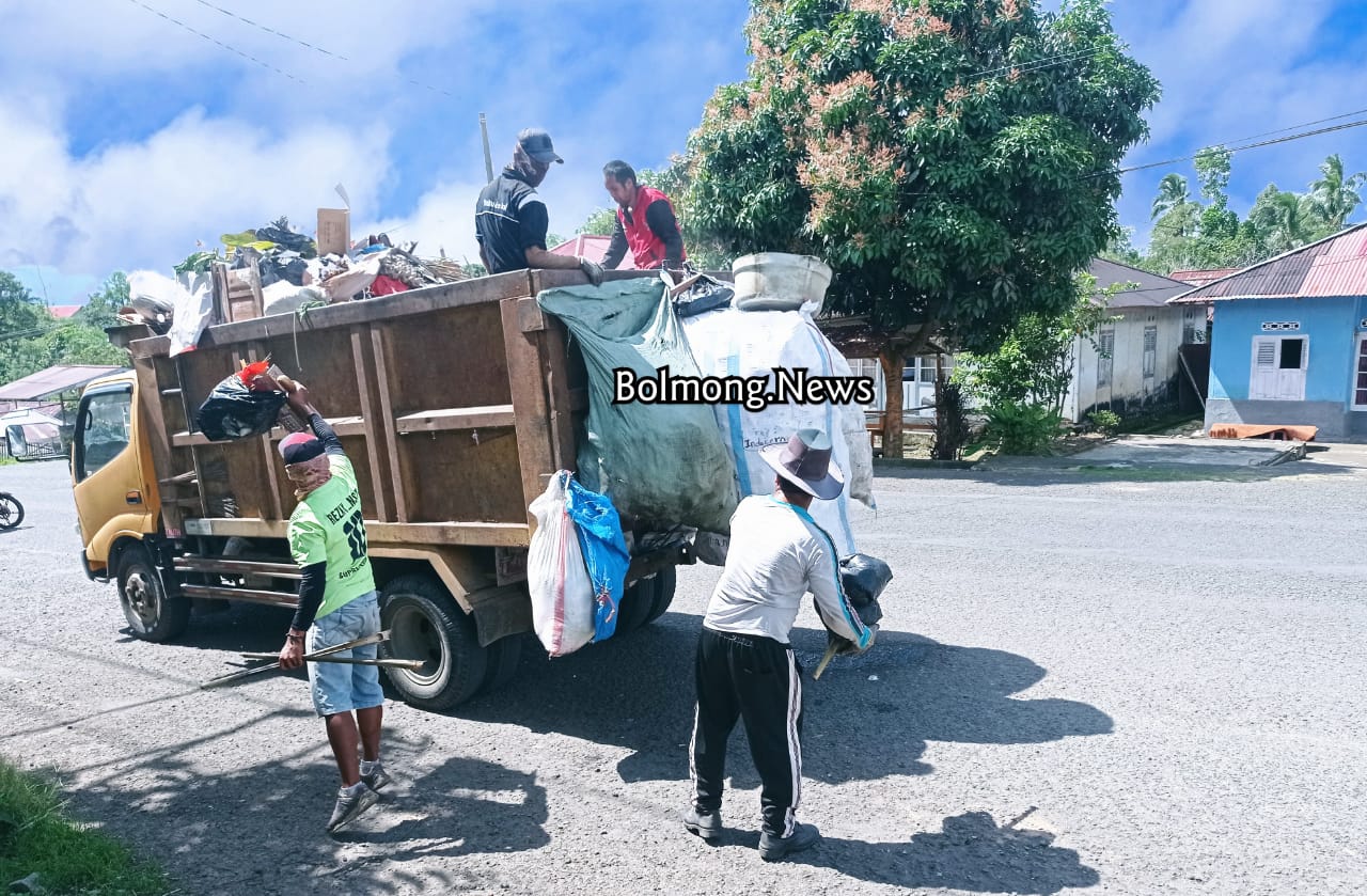 Petugas kebersihan Dinas Lingkungan Hidup Kotamobagu saat mengangkut Sampah, Jumat, 6 Januari 2023. Foto: Erwin Makalunsenge/Bolmong.News)