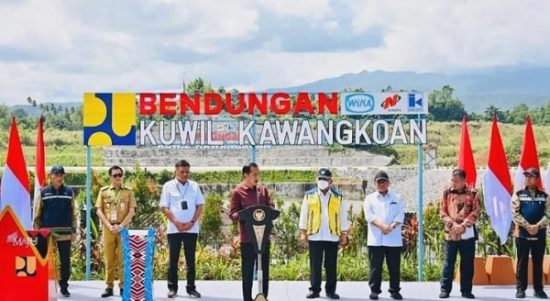 Tampak Presiden Jokowi menyapaikan pidatonya usai meresmikan Bendungan Kuwil Kawangkoan, Kabupaten Minahasa Utara (Minut), dalam kunjungan kerjanya ke Provinsi Sulawesi Utara (Sulut), Kamis 19 Januari 2023. (Foto. Laily Rachev/BPMI Setpres)