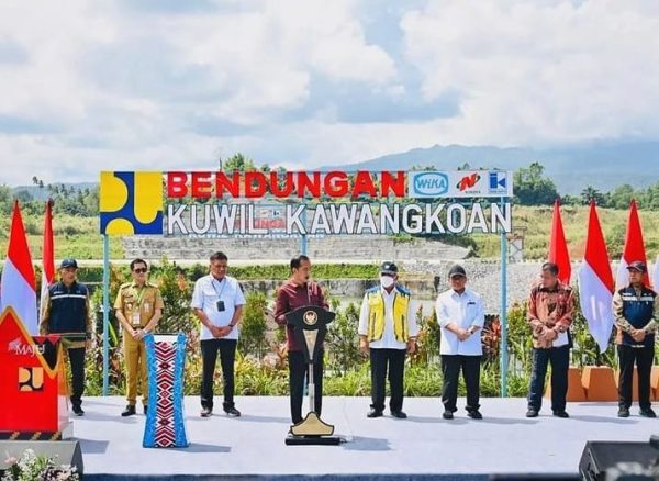 Tampak Presiden Jokowi menyapaikan pidatonya usai meresmikan Bendungan Kuwil Kawangkoan, Kabupaten Minahasa Utara (Minut), dalam kunjungan kerjanya ke Provinsi Sulawesi Utara (Sulut), Kamis 19 Januari 2023. (Foto. Laily Rachev/BPMI Setpres)