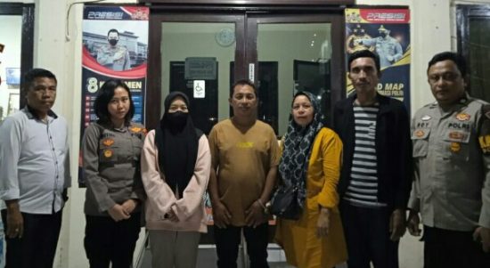 Mahasiswi Asal Ternate yang Dilaporkan Hilang Ditemukan Personil Polsek KPS Bitung, Senin (30/1/2023). Foto: dok/Polsek KPS Bitung.