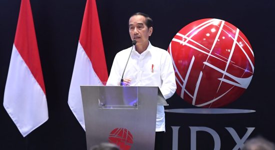 Presiden Joko Widodo membuka Perdagangan Bursa Efek Indonesia Tahun 2023, di Gedung BEI, Jakarta, Senin (2/1/2023). Foto: dok/Menpan.go.id)