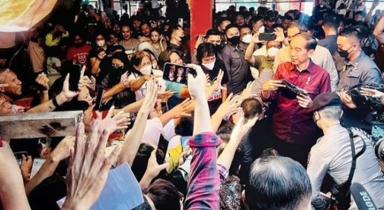 Tampak warga mulai menyemut saat kedatangan Presiden Jokowi (kenakan setelan kemeja lengan panjang/merah maron) di Pasar Tradisional Airmadidi Minahasa Utara, Sulawesi Utara, Kamis 19 Januari 2023. (foto.IG_Presiden Joko Widodo)