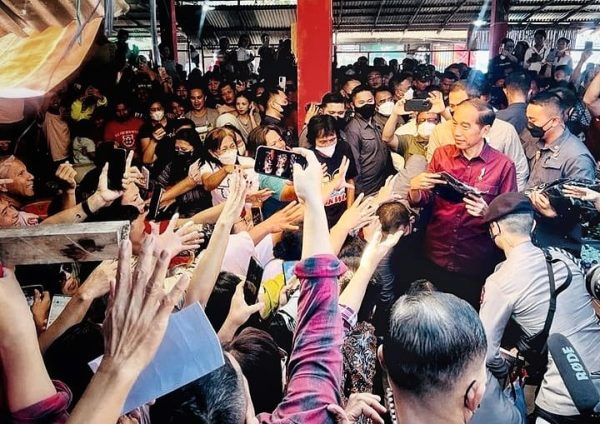 Tampak warga mulai menyemut saat kedatangan Presiden Jokowi (kenakan setelan kemeja lengan panjang/merah maron) di Pasar Tradisional Airmadidi Minahasa Utara, Sulawesi Utara, Kamis 19 Januari 2023. (foto.IG_Presiden Joko Widodo)
