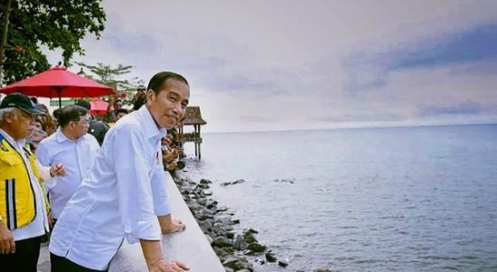 Tampak Presiden Jokowi meninjau sekaligus meresmikan penataan kawasan Pantai Malalayang dan Ecotourism Village Bunaken, Kota Manado, Provinsi Sulawesi Utara, Jumat 20 Januari 2023. (Foto. Rusman/BPMI)