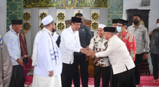 Usai shalat Jumat berjamaah, Presiden Jokowi pun menyapa jamaah Masjid Ahmad Yani Kota Manado, Jumat 20 Januari 2023. (foto. Rusman/BPMI Setpres)
