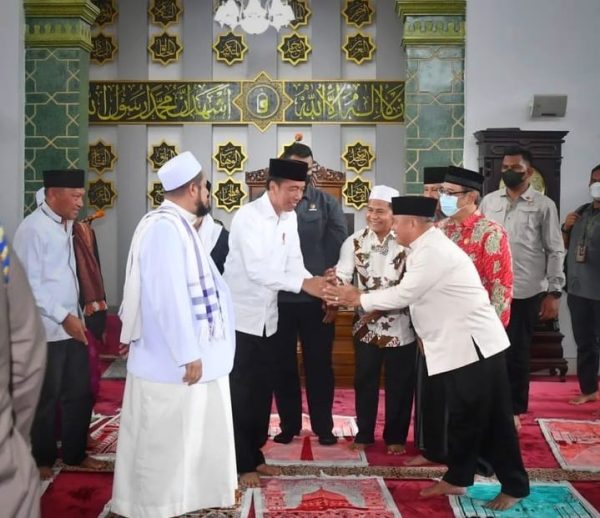Usai shalat Jumat berjamaah, Presiden Jokowi pun menyapa jamaah Masjid Ahmad Yani Kota Manado, Jumat 20 Januari 2023. (foto. Rusman/BPMI Setpres)