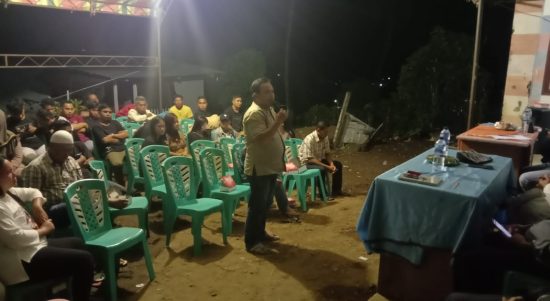 Warga Desa Molobog Kecamatan Motongkad Kabupaten Boltim saat menanyakan pembayaran lahan TPU dalam rapat penyerahan aset desa di halaman Kantor Desa, Selasa (10/1/2023) malam. Foto: Gazali Potabuga/Bolmong.News