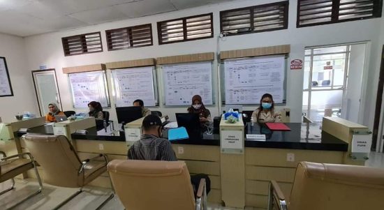 Tampak ruangan pelayanan LKPM para pelaku usaha di Kantor DPMPTSP Kotamobagu, Senin (16/1/2023). Foto: Miranty Manangin/Bolmong.News