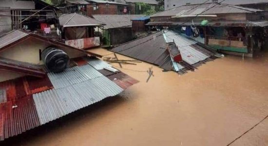 Rumah warga yang terendam banjir di Manado, Jumat (27/1/2023). Foto: Akun Facebook grup Sulawesi Utara Comunity.