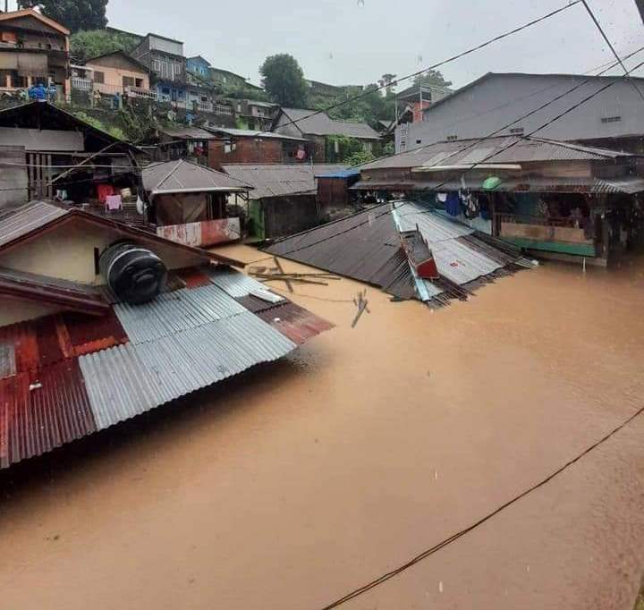 Rumah warga yang terendam banjir di Manado, Jumat (27/1/2023). Foto: Akun Facebook grup Sulawesi Utara Comunity.