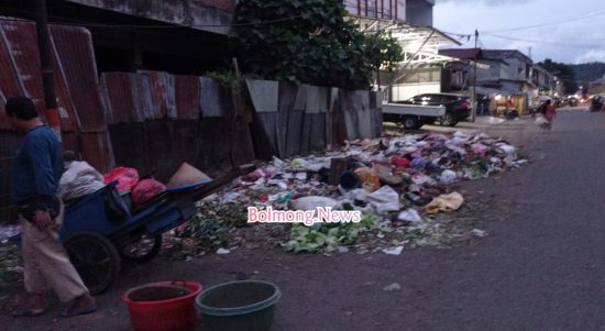 Sampah berserakan di jalan kompleks Pasar 23 Maret Kotamobagu, Sabtu (7/1/2023). Foto: Erwin/Bolmong.News