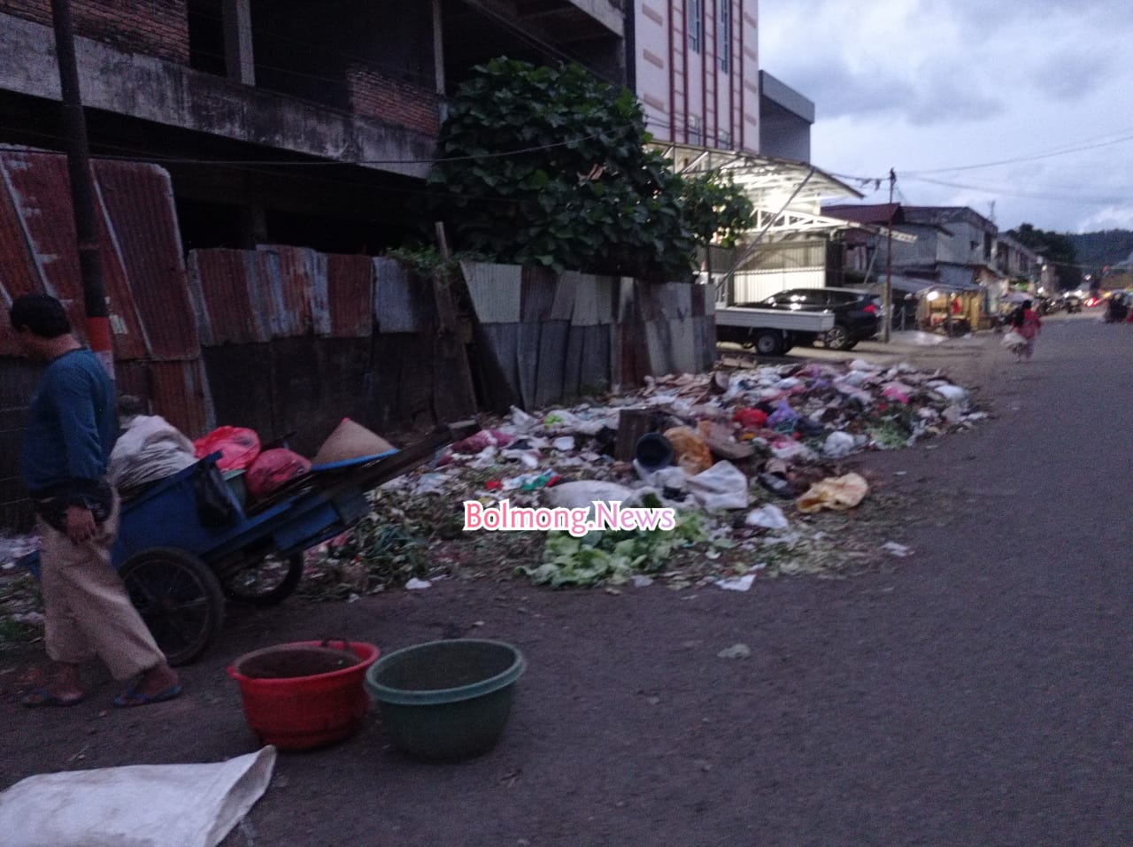 Sampah berserakan di jalan kompleks Pasar 23 Maret Kotamobagu, Sabtu (7/1/2023). Foto: Erwin/Bolmong.News