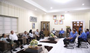 Sekda Kota Kotamobagu Sofyan Mokoginta bersama sejumlah pimpinan OPD menerima kunjungan kerja Pansus DPRD Sulut di ruangan kerja Wali Kota, Kamis (26/1/2023). Foto: Adit/Diskominfo Kotamobagu.