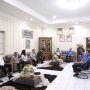 Sekda Kota Kotamobagu Sofyan Mokoginta bersama sejumlah pimpinan OPD menerima kunjungan kerja Pansus DPRD Sulut di ruangan kerja Wali Kota, Kamis (26/1/2023). Foto: Adit/Diskominfo Kotamobagu.