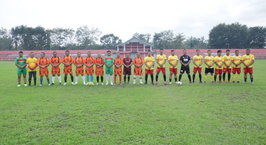 Pertandingan Sepakbola Persahabatan yang dilaksanakan di Seputaran Stadion Mutiara Kisaran Jum'at (06/01/2023). Foto: Anggi Lubis/bolmong.news