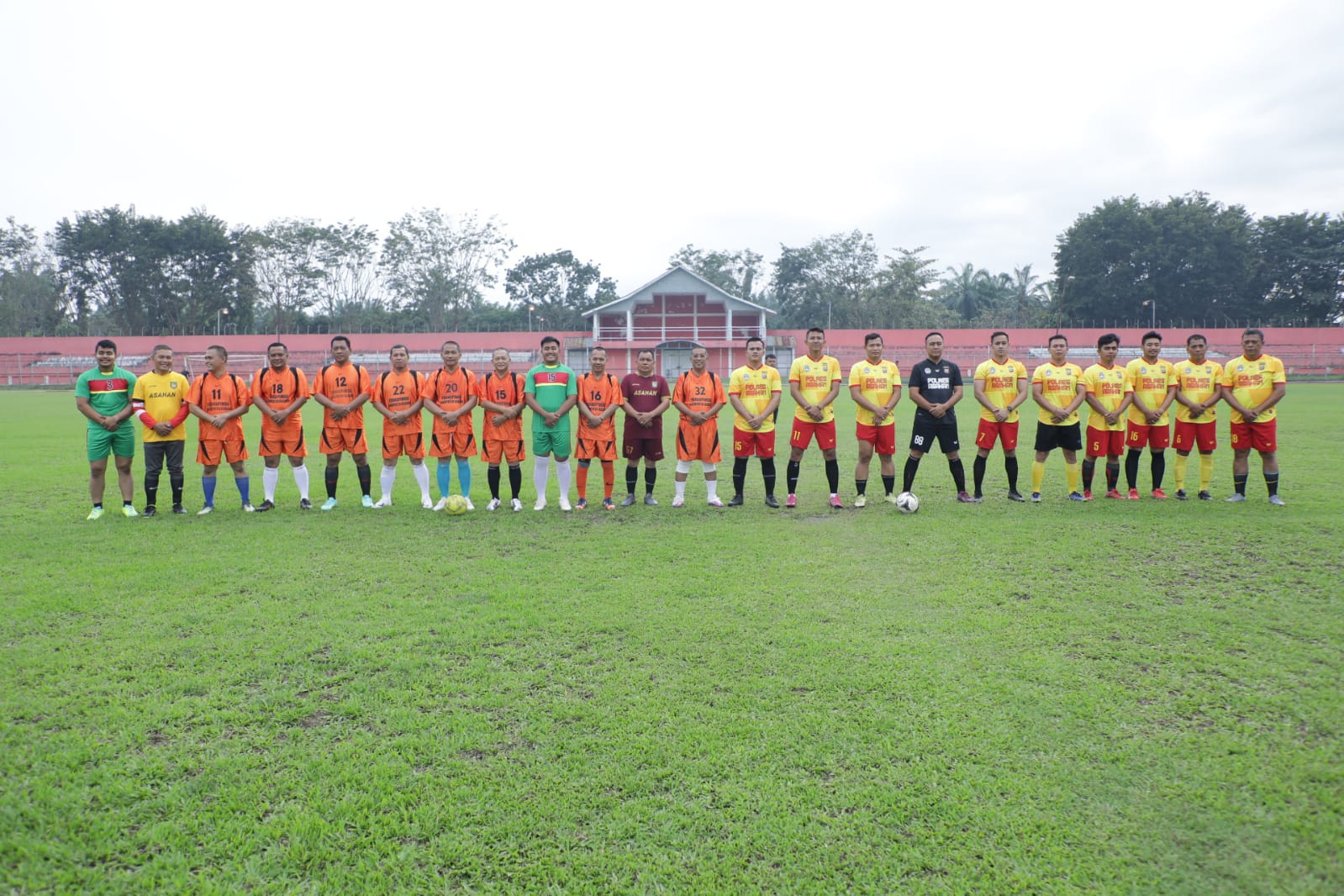 Pertandingan Sepakbola Persahabatan yang dilaksanakan di Seputaran Stadion Mutiara Kisaran Jum'at (06/01/2023). Foto: Anggi Lubis/bolmong.news