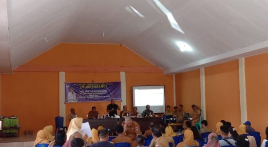 Suasana pelaksanaan Musrencbang di Kantor Kecamatan Kotabunan Kabupaten Bolaang Mongondow Timur, Senin (30/1/2023). Foto: Gazali Potabuga/bolmong.news