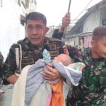 Aksi heroik tiga anggota TNI di tengah guyurang hujan deras Kota Manado, saat melakukan proses evakuasi terhadap salah seorang bayi di tengah amukan banjir bandang yang terjadi di Kota Manado, Sulawesi Utara, Jumat 27 Januari 2023. (foto. akun facebook Sulawesi Utara Community)