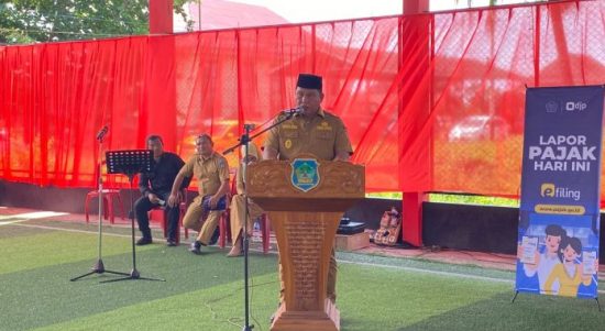 Wakil Bupati Bolsel Deddy Abdul Hamid saat memberikan sambutan SPT Tahunan PPh Orang Pribadi Tahun Pajak 2022 serta melakukan pemadanan NIK sebagai NPWP. Bertempat di lapangan putsal komplek perkantoran panango, Selasa 31 Januari 2023. Foto: dok/Humas Kominfo Bolsel.