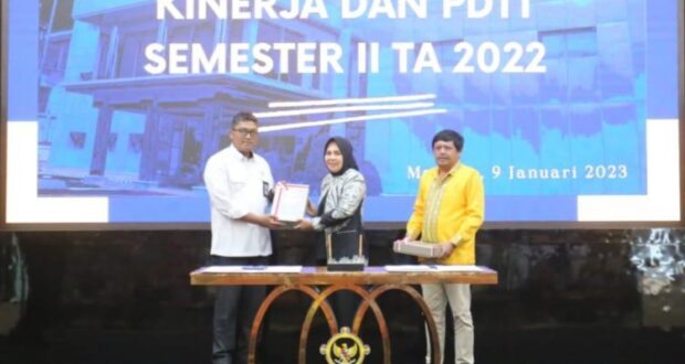 Wali Kota Tatong Bara didampingi Wakil Ketua DPRD Herdi Korompot saat menerima LHP Audit Kinerja dari Kepala BPK RI Perwakilan Sulut. Foto: Miranty Manangin.