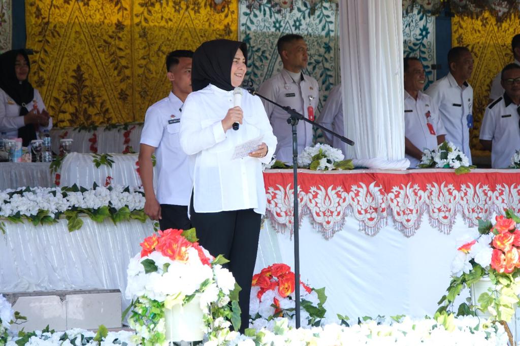 Wali Kota Kotamobagu Tatong Bara saat memberikan sambutan pada apel kerja perdana Tahun 2023, di Lapangan Kelurahan Motoboi Kecil, Rabu (4/1/2023). (Foto:Adit/Diskominfo Kotamobagu)